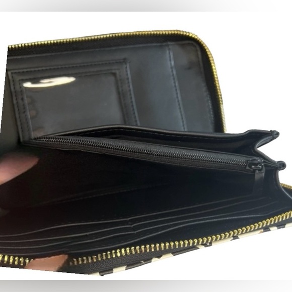 Betsey Johnson Leopard Heart Print Large
Zip Around Wallet Wristlet NWOT - Picture 4 of 4